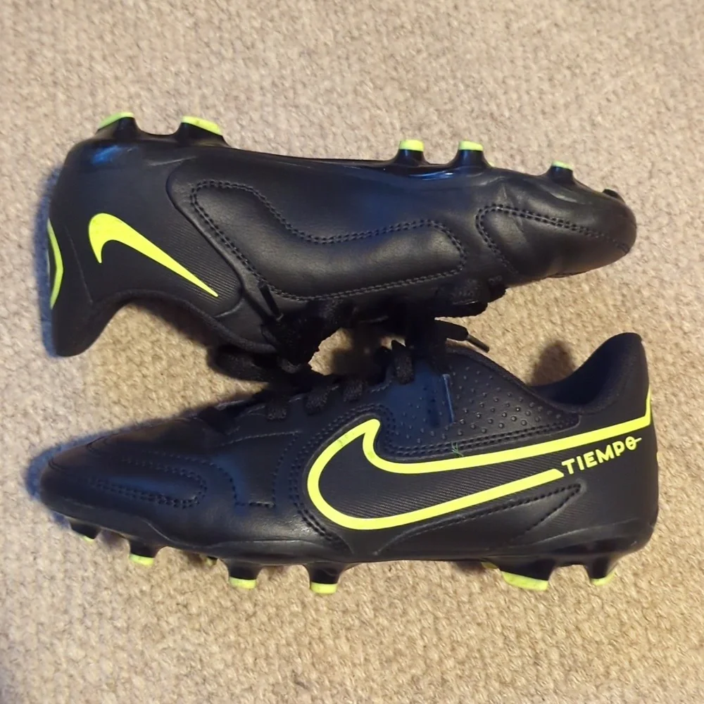 NIKE Tiempo Legend Boy's Size 2.5Y Youth Black Yellow Soccer Cleats DA1331-070
